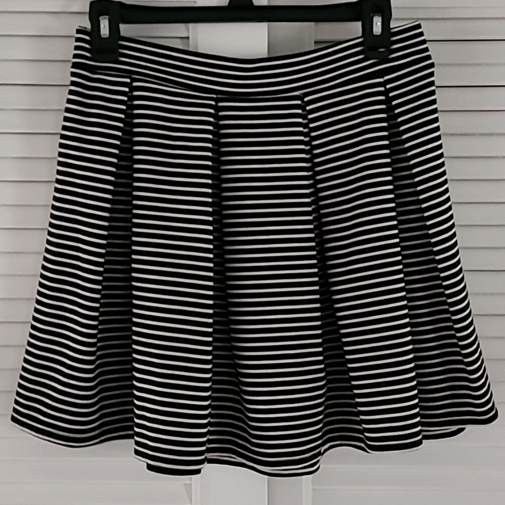 American Eagle Outfitters Striped Pleated Knit Skirt. Sz M. Black/White